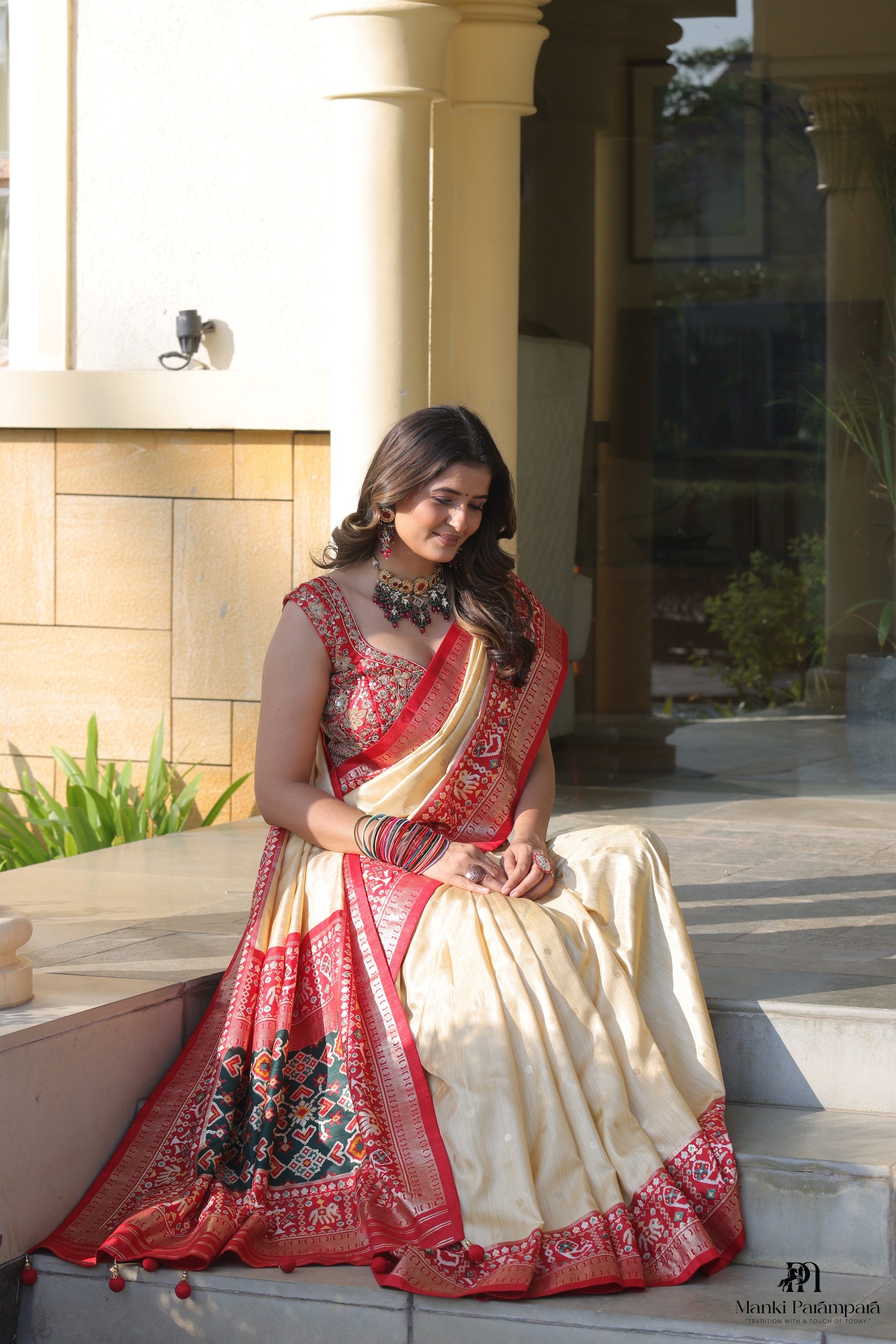 Rajsi Shwet-Rakta Patola Saree