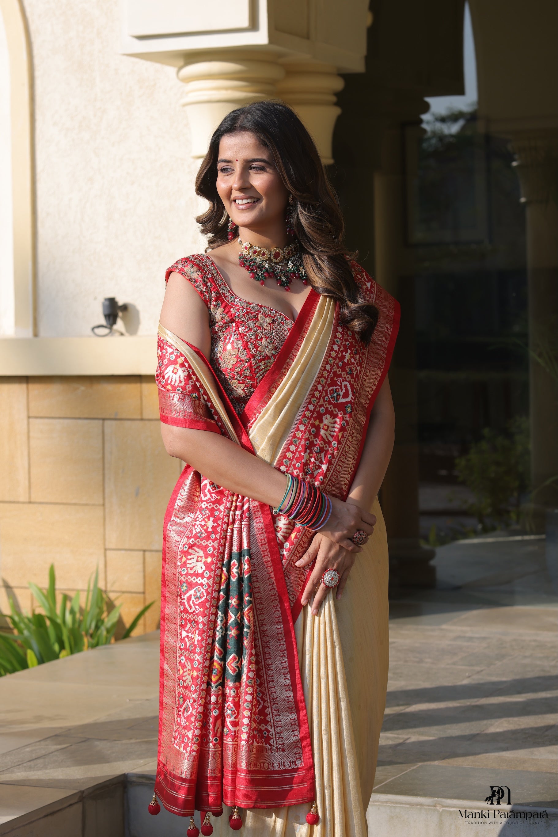 Rajsi Shwet-Rakta Patola Saree