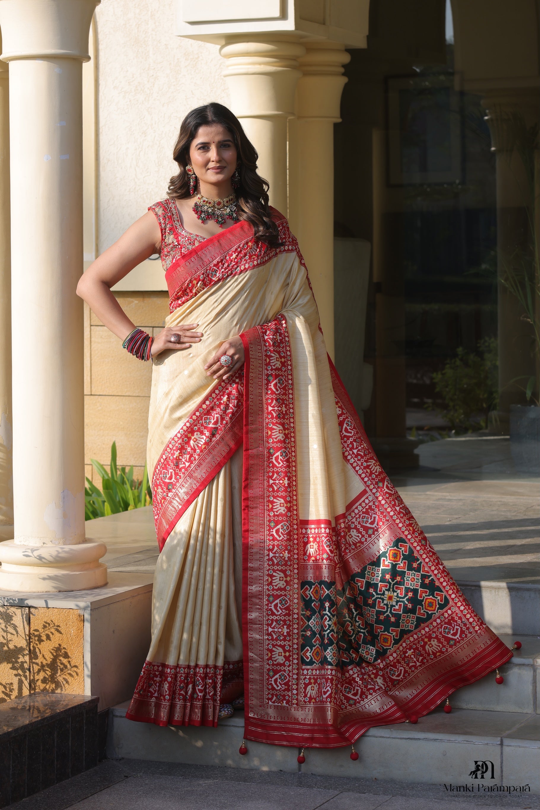 Rajsi Shwet-Rakta Patola Saree