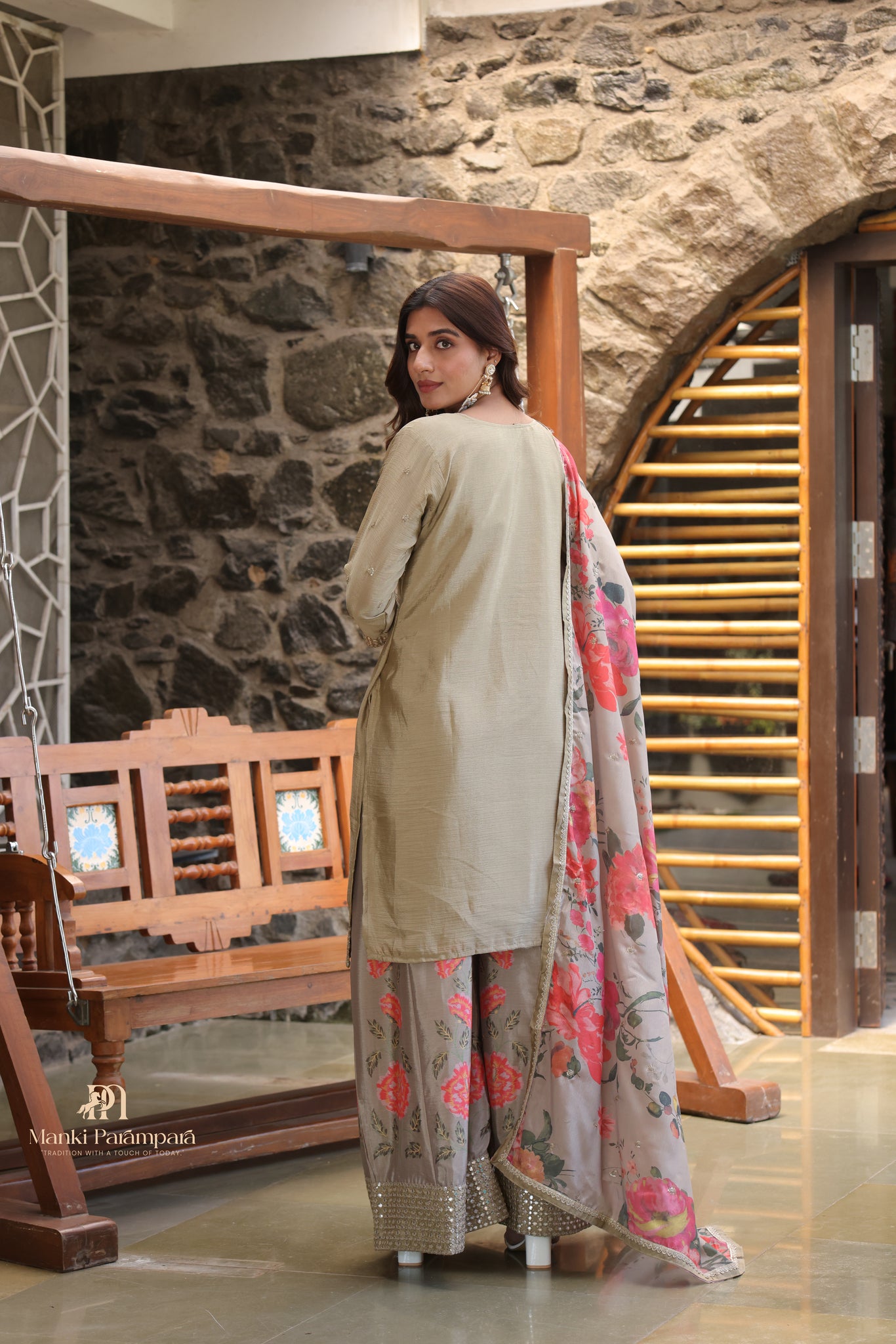 Manki Parampara – Sunehri Gulshan Set